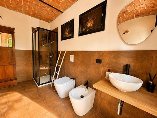 a bathroom with a sink and a toilet and a shower at Country Loft Colle Miroteo in Monforte dʼAlba