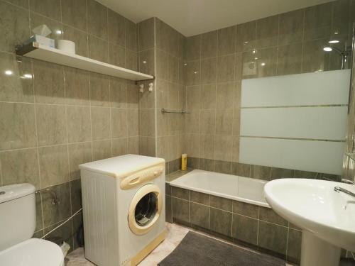 a bathroom with a washing machine and a sink at Teresita 2 in Empuriabrava