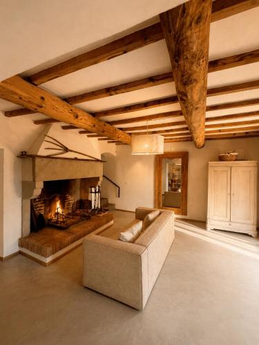a living room with a couch and a fireplace at Tenuta Seriole in Poppi