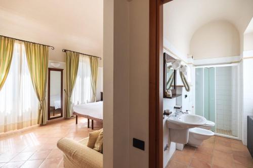 ein Badezimmer mit Waschbecken und Toilette in einem Zimmer in der Unterkunft Hotel San Claudio in Corridonia