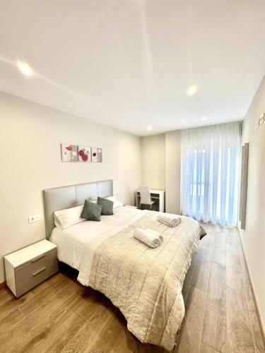 a bedroom with a large bed and a window at Apartamento La Muralla 2B in Aguilar de Campóo