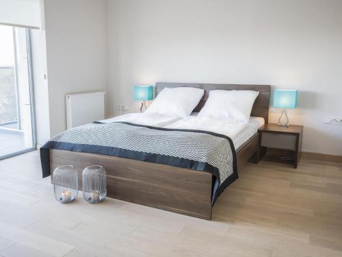 sypialnia z łóżkiem z dwoma lampami i dwoma butami w obiekcie VacationClub - Diune Apartment 502B w Kołobrzegu