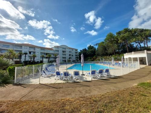 Apartment Confort- piscine et plage by Interhome