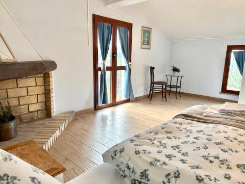 ein Schlafzimmer mit einem Bett in einem Zimmer mit Fenstern in der Unterkunft Ferula romantica mansarda tra fiumi e montagne Sardegna in Seùlo