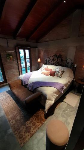a bedroom with a large bed in a room at Cabaña Las Lavandas in Samaipata