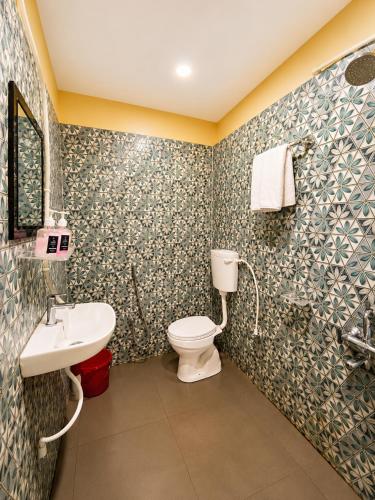 a bathroom with a toilet and a sink at Hotel Asha Palace By Basotel in Deoghar