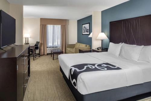 a hotel room with a large bed and a desk at La Quinta by Wyndham Moscow Pullman in Moscow