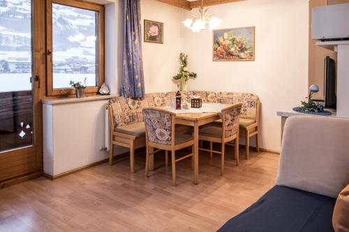 uma sala de jantar com mesa e cadeiras em Ferienwohnung Aschenwald em Ramsau im Zillertal