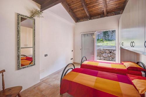 a bedroom with two beds and a window at Tutti Frutti in Pompeiana