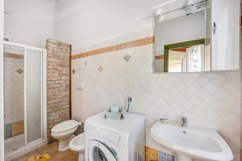 a bathroom with a sink and a washing machine at Tutti Frutti in Pompeiana