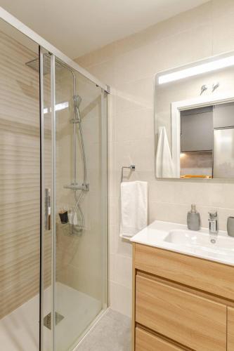 a bathroom with a glass shower and a sink at Studio Europa 30 in San Sebastián de los Reyes