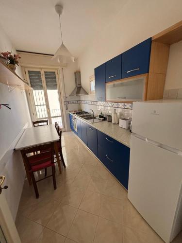 Modern Workspace Apt - Lift, AC & Local Vibes