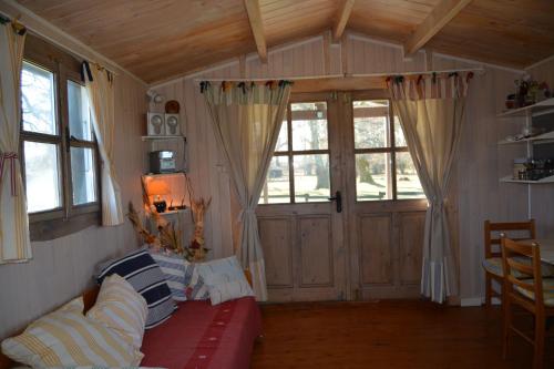 Sainte-Eulalie-en-Born的住宿－Gite foret landaise，客厅设有红色的沙发和窗户。