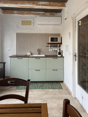a kitchen with a sink and a microwave at BeB La Nociaia in Tavullia