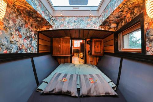a small bedroom with a bed in a room at Tiny Boat Berta in Ottenbüttel