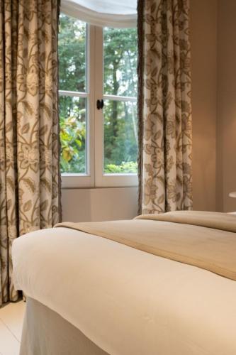 two beds in a bedroom with a window at B&B 't Wit Huys Brugge in Bruges