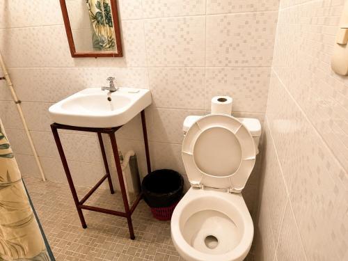 a bathroom with a toilet and a sink at EL Viajero ll in Estelí