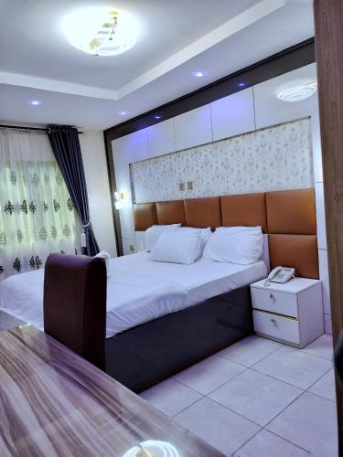 a bedroom with a large bed in a room at UG Apartment Lagos in Isagatedo
