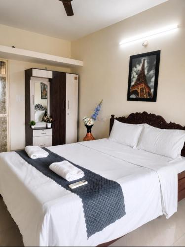 a bedroom with a large bed with a blue and white blanket at Serenity Casa II in Varca