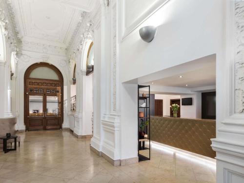 a lobby of a building with a large doorway at Hotel Rathauspark Wien - Handwritten Collection in Vienna