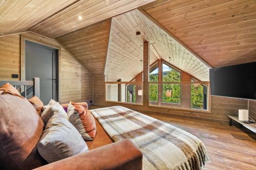 a living room with a couch and a flat screen tv at Reno Hytta in Eggedal