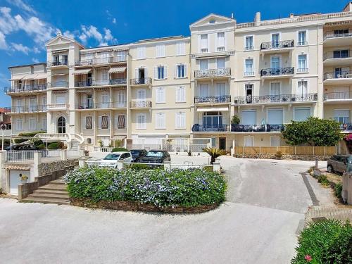 Apartment Le Grand Hotel by Interhome