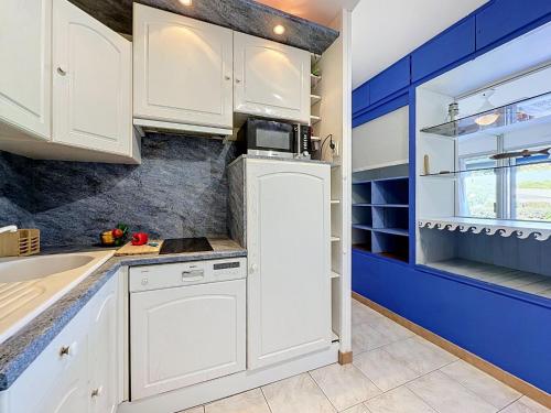 Apartment Les Jardins du Port-12 by Interhome