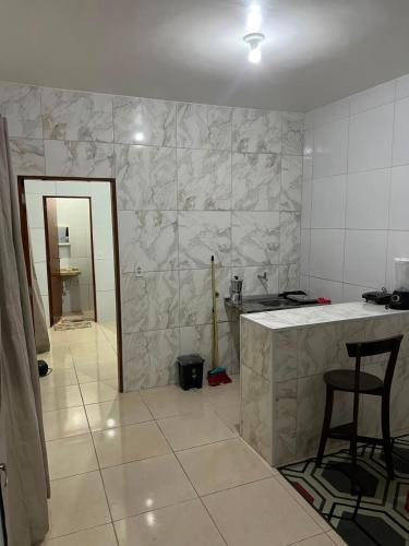 a kitchen with a counter and a marble wall at Villa do mar Praia de Iracema in Fortaleza