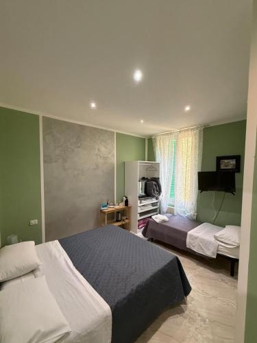 a bedroom with two beds and green walls at Rooms Vincanto in Salsomaggiore Terme