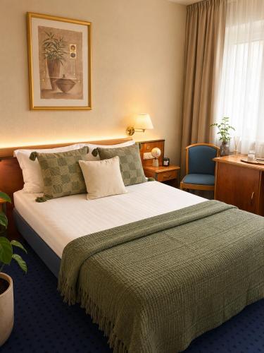 a bedroom with a large bed in a hotel room at Hotel Kreuzplatz Gießen Zentrum in Gießen