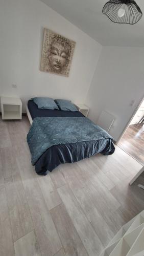 a bedroom with a bed with a head on the wall at ALBI Logement spacieux in Albi