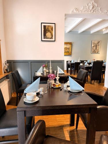 a dining room with a table with two laptops on it at Galerie Riesling in Trittenheim