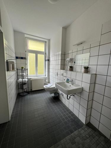 a bathroom with a sink and a toilet at WOHNEN AM SCHLOSSPARK - Bad Salzuflen - nahe Messe, schnelles WLAN, freie Parkplätze, Frühstück verfügbar in Bad Salzuflen