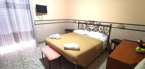 a bedroom with a bed with two towels on it at Locanda a Bosco in Bosco