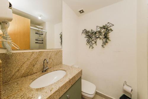 a bathroom with a sink and a toilet at Studio Luxo Completo Independência 915- São Mateus in Juiz de Fora