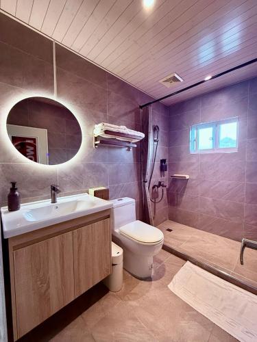 a bathroom with a toilet and a sink and a shower at I WoW in Xiaoliuqiu