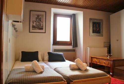 a bedroom with a bed and a window and a table at Apartamento-Estudio in Osséja