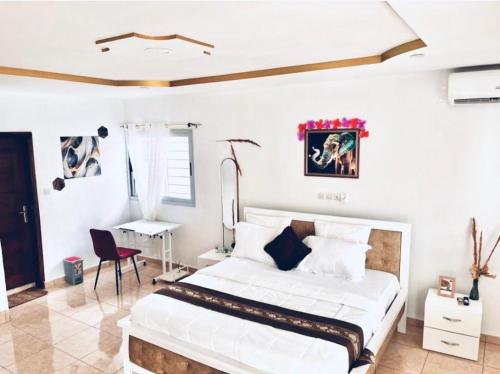 ein Schlafzimmer mit einem weißen Bett und einem Schreibtisch in der Unterkunft Breath Hôtel in Île Vitré