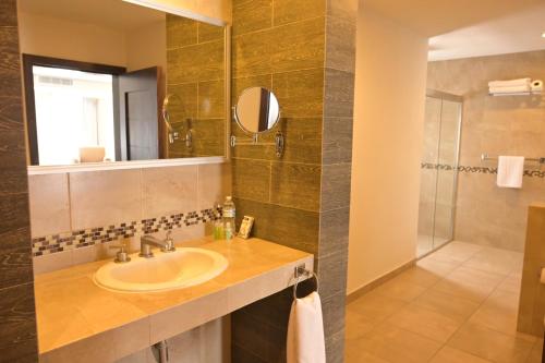 a bathroom with a sink and a shower at Posada La Noria in Sombrerete