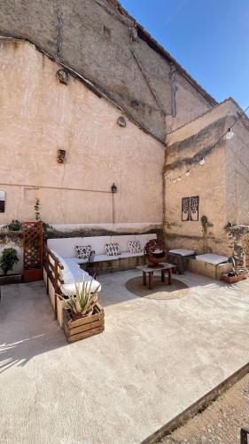 a patio with benches and tables in a building at DeMaJia. Casa entera: en Castillejo de Robledo in Castillejo de Robledo