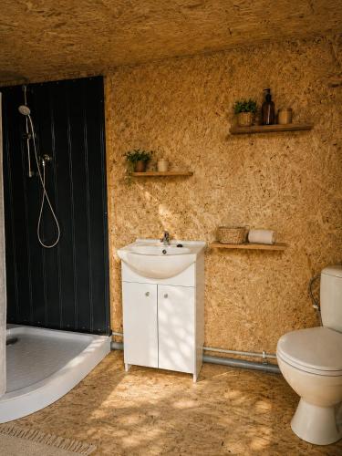 a bathroom with a sink and a toilet and a tub at Glamping Cesty bez kompasu in Horní Jiřetín