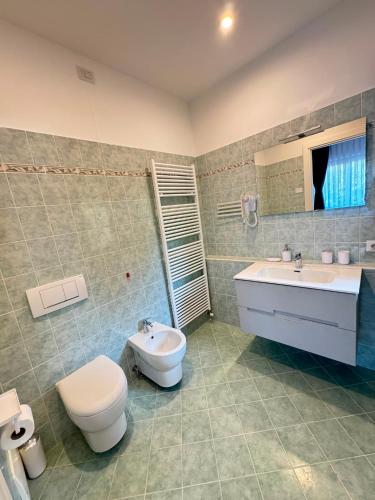 a bathroom with a toilet and a sink at Villa Seli in Dogliani