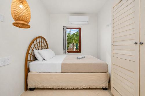 a bedroom with a bed and a window at NEW RENOVATION - Beachside Two-Bedroom Suite in Savaneta