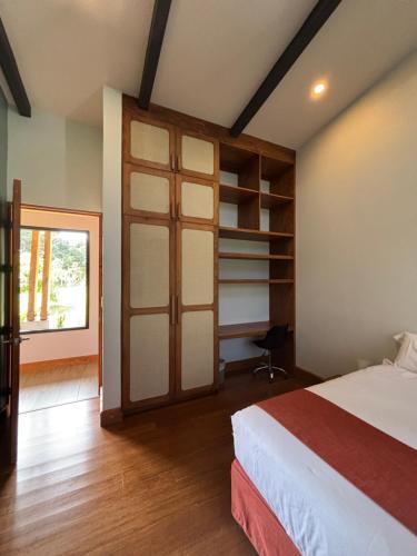a bedroom with a bed and a book shelf at Aires de Quetzales in Concepción