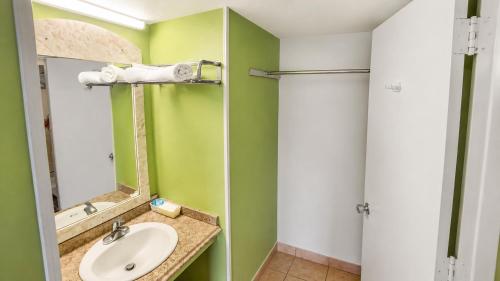 a bathroom with a sink and a mirror at Seminole Inn in Donalsonville