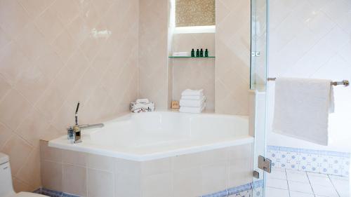安平的住宿－有約歐風，白色的浴室设有浴缸和淋浴。