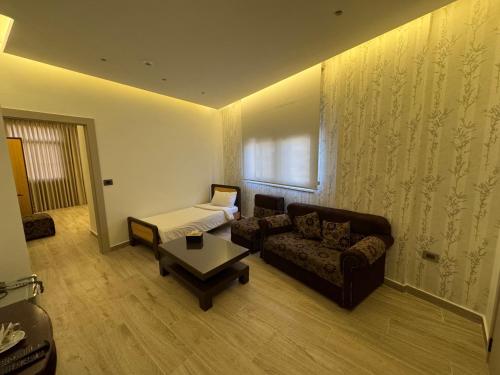 ein Wohnzimmer mit Sofa und Tisch in der Unterkunft Arab Tower Hotel in Amman