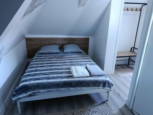 a bedroom with a bed in the corner of a room at Appart 1er étage Angers Chalouère in Angers
