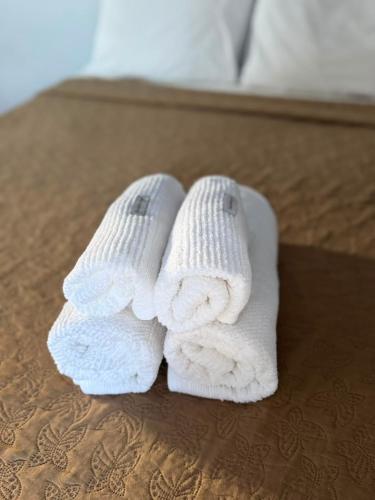 a pair of towels sitting on top of a bed at Chalés Aconchego in Cavalcante