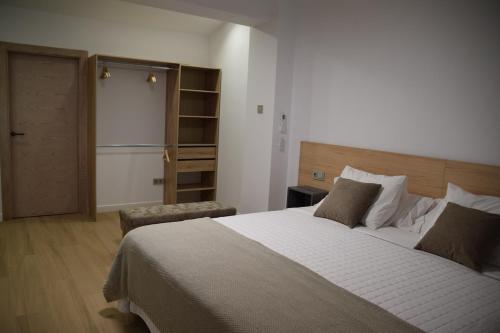 a bedroom with a large bed and a closet at Cortijo el Viznagar in Las Casicas